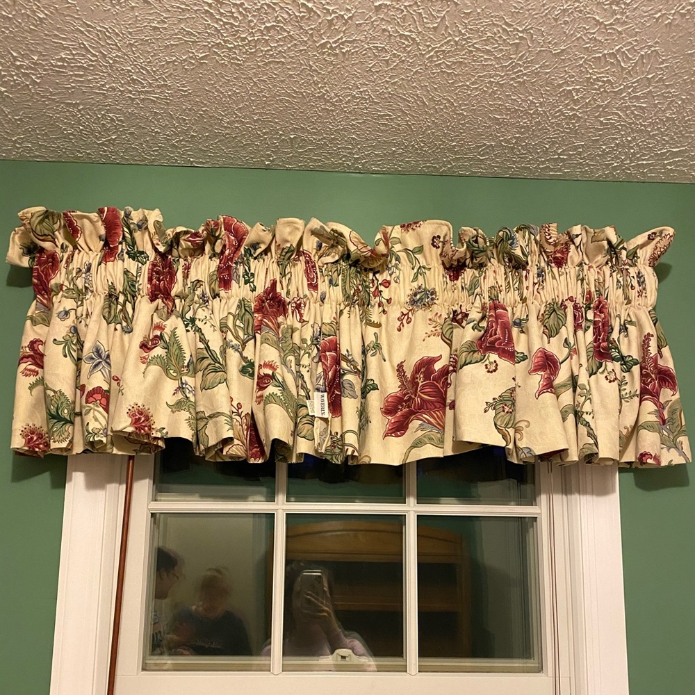 Window valence